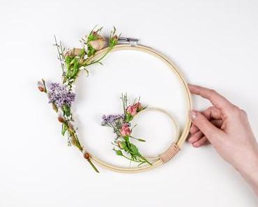 Ostern DIY – Frühlingshafter Blumenkranz für die Wand