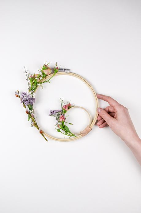 DIY selbst gemachter Blumenkranz für die Wand