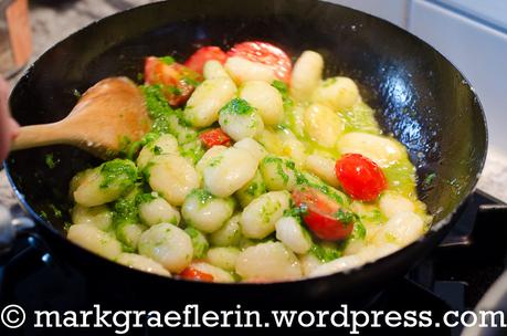 Feierabendküche: Gnocchi mit Bärlauchsauce und Kirschtomaten