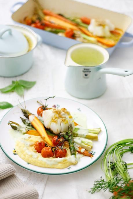 FRÜHLING AHOI! Bunte Gemüse-Fisch-Pfanne mit Pinienkernen, cremiger Parmesan-Polenta und leichter Kräutersauce