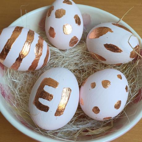 Zw🥚erl🥚um Huhn und Ei – oder – Last Minute DIY zu Ostern: Hasentüten zum Verpacken & Eier mit Blattmetall verzieren