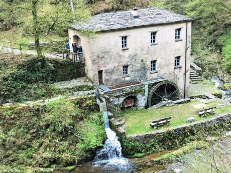 Familien Wanderung im Muggiotal im Tessin - die Mühle von Bruzella