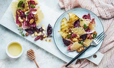 Chips mit gegrillten Birnen, Radicchio, Nüssen und Honig