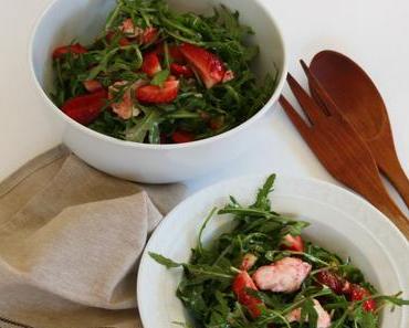 Salat mit Büffelmozzarella und Erdbeeren