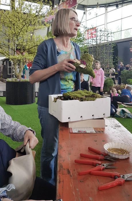 Kreativ Workshop mit Eleonore Schick Gartenmesse Stuttgart DIY Deko mit Moos. Einfach selber machen. Dekoidee aus Heu, Draht, Moos und Blüten Basteln und Kreativsein