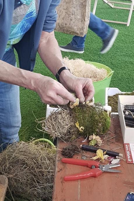 Kreativ Workshop mit Eleonore Schick Gartenmesse Stuttgart Muttertagsherz Herz DIY Deko mit Moos. Einfach selber machen. Dekoidee aus Heu, Draht, Moos und Blüten Basteln und Kreativsein