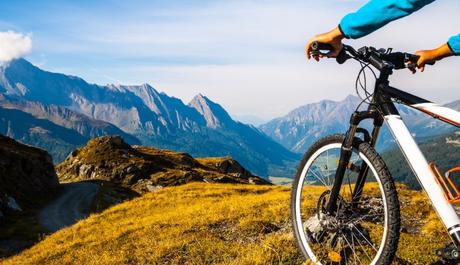 Weitere Freizeitaktivitäten wie Mountainbiking in den Alpen