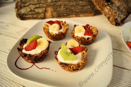 Aus Muesli, Joghurt und etwas Obst hat man schnell Granola Cups gemacht #Rezept #Food #Gesund