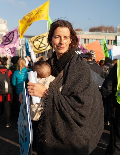 Extinction Rebellion Symbol Protest Frau mit Baby