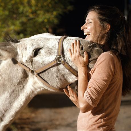 Nachhaltiges Reisen - ReNatour - Frau mit Esel - Natur Urlaub