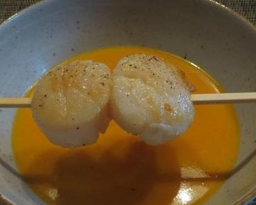 Kokos-Süßkartoffel-Suppe mit gebratenen Jakobsmuscheln