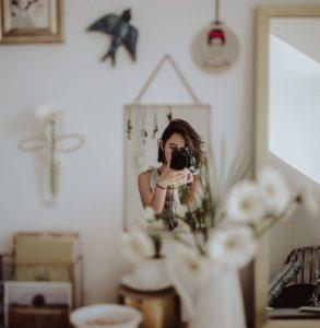 Kurzprosa schreiben - ß Frau fotografiert ihr Spiegelbild