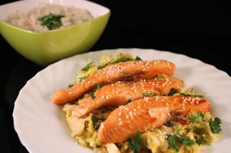 Feuriger Rahm-Wirsing mit Teriyaki-Lachs