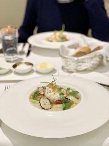 Hausgemachte Fettuccine mit Spargel, Trüffel und pochiertem Ei im Restaurant The Dining Room Hamburg