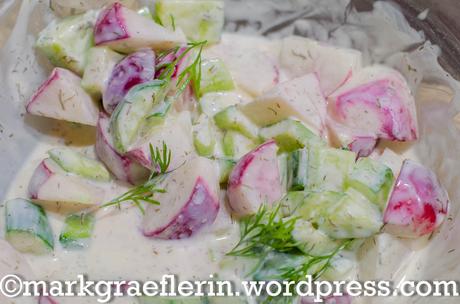 Radieschensalat mit Gurke und Joghurtdressing
