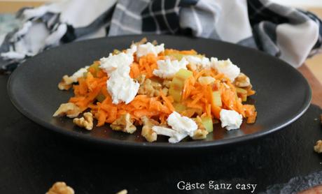 Rhabarber-Möhren-Salat mit Nüssen und Ziegenkäse