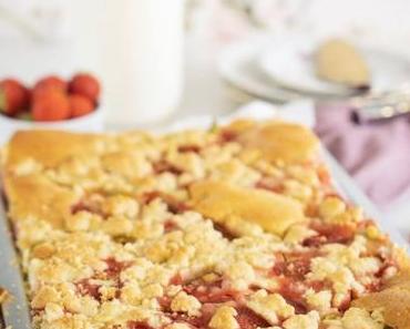 Erdbeer-Rhabarber-Streuselkuchen
