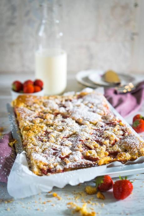 Erdbeer-Rhabarber-Streuselkuchen