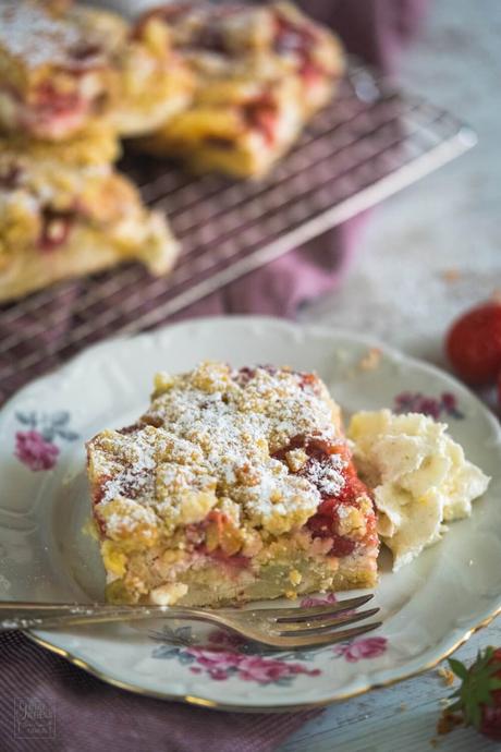 Erdbeer-rhabarber-Streuselkuchen