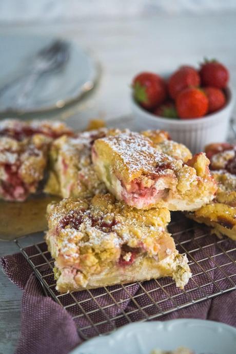 Erdbeer-Rhabarber-Streuselkuchen