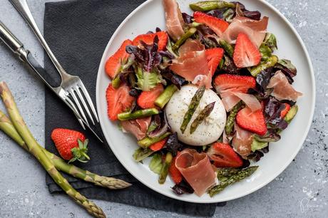 Saisonal kochen im Mai: Spargelsalat mit Erdbeeren