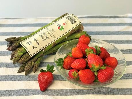 Saisonal frisch & fein: Spargelsalat mit Erdbeeren