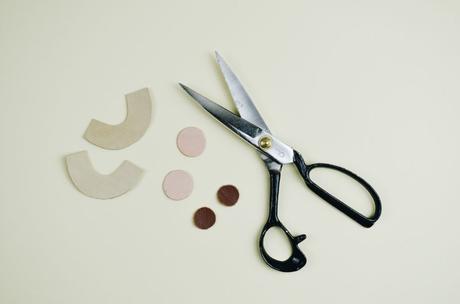 DIY Anleitung für selbst gemachte Ohrringe aus Leder