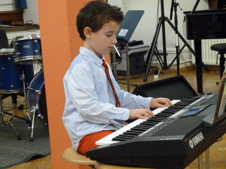 Kinder und Musik: So lernen Kinder ein Musik-Instrument zu spielen