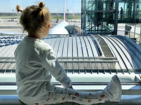 Emirates Fliegen mit Kind Langstreckenflug - Reiseblog ferntastisch