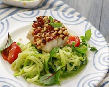 EINFACH KOCHEN FÜR EIN BUNTES LEBEN! Fisch mit Tomaten-Pinienkern-Kruste, Avocado-Zoodles und den besten Ofenkartoffeln