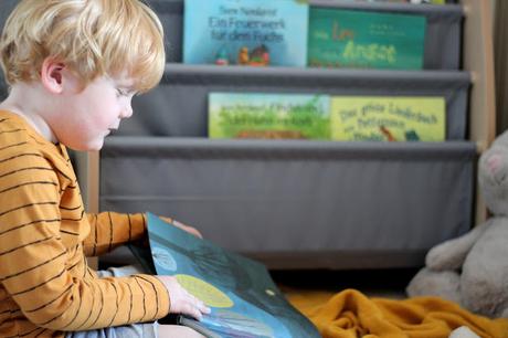 Lesen, Entdecken und Staunen - eine Leseecke mit Bücherständer von Spielheld