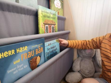 Lesen, Entdecken und Staunen - eine Leseecke mit Bücherständer von Spielheld