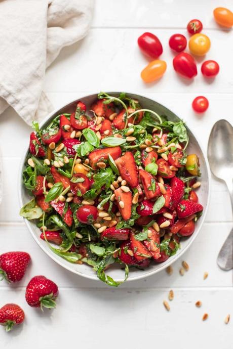 Salat mit Erdbeeren, Tomaten, Minze und Basilikum