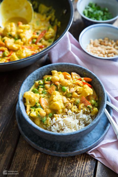 Blumenkohl-Curry mit Erbsen, Karotten & Paprika