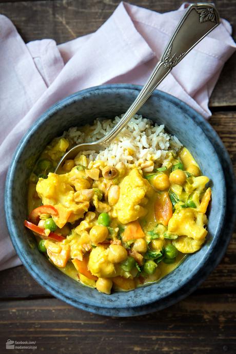 Blumenkohl-Curry mit Erbsen, Karotten & Paprika