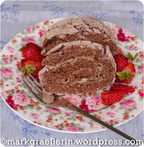 Midsommar-Rezepte: Schokoladen Punschrolle mit Erdbeeren