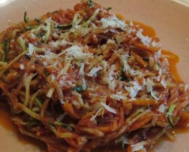Zoodles in Tomatensauce nach Art des Hauses