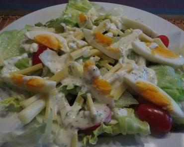 Herzhafter Eissalat mit Käse und Joghurt-Senf-Dill-Dressing