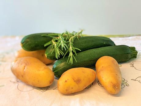 Saisonal kochen im Juni: Frittata mit Zucchini, Kartoffeln und Rosmarin