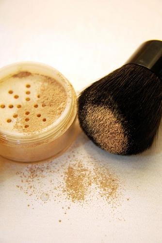Ist Mineral Makeup besser bei Akne und Rosacea?