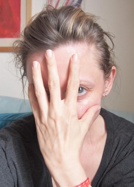 Finger weg! Warum eine ganz schlechte Angewohnheit der Grund für deine Hautprobleme sein kann