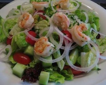 Romanasalat mit Garnelen und Tomaten-Balsam-Dressing