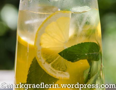 Erfrischende Apfel-Limo mit Zitrone und Minze