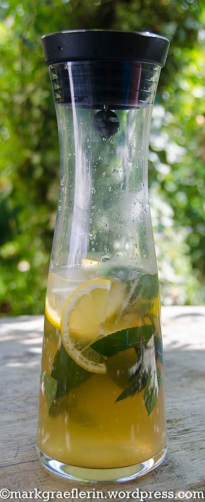 Erfrischende Apfel-Limo mit Zitrone und Minze