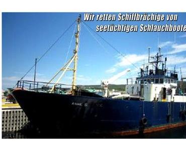 Seenotretter retten Schiffbrüchige von seetüchtigen Schlauchbooten