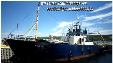 Seenotretter retten Schiffbrüchige von seetüchtigen Schlauchbooten