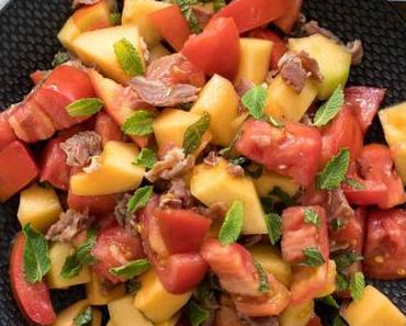 Tomaten-Melonen-Salat mit Parmaschinken und Minze