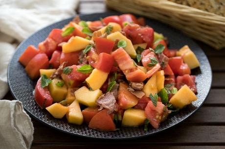 Tomaten-Melonen-Salat mit Parmaschinken und Minze