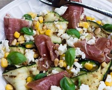 Gegrillter Zucchini-Salat mit Prosciutto di Parma, Mais und Feta
