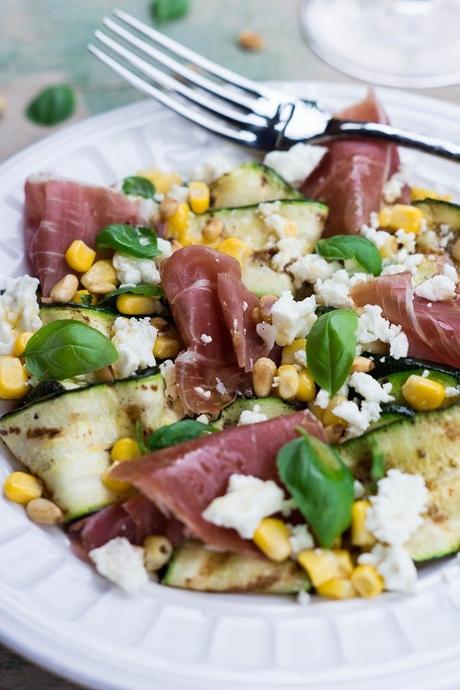 Gegrillter Zucchini-Salat mit Prosciutto di Parma, Mais und Feta